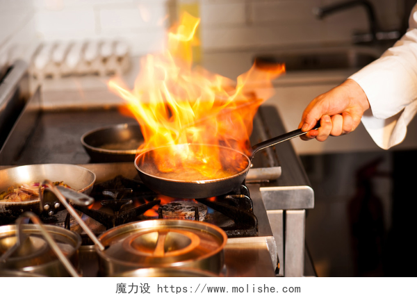 厨师正在厨房做饭在厨房炉灶做饭的厨师